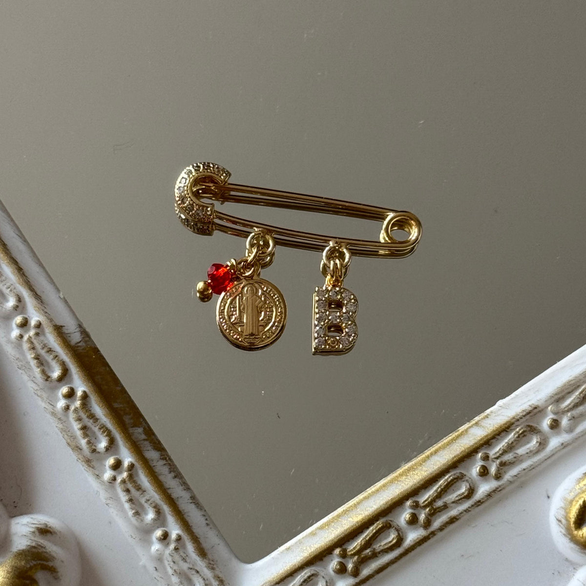 Prendedor San Benito y Cristal Rojo con Letra Personalizada