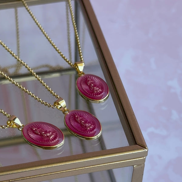 Collar Virgen de Guadalupe Esmaltada Fucsia Baño de oro