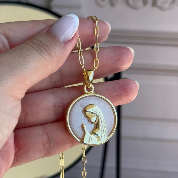 Collar Medallón Virgen Nácar Baño de oro