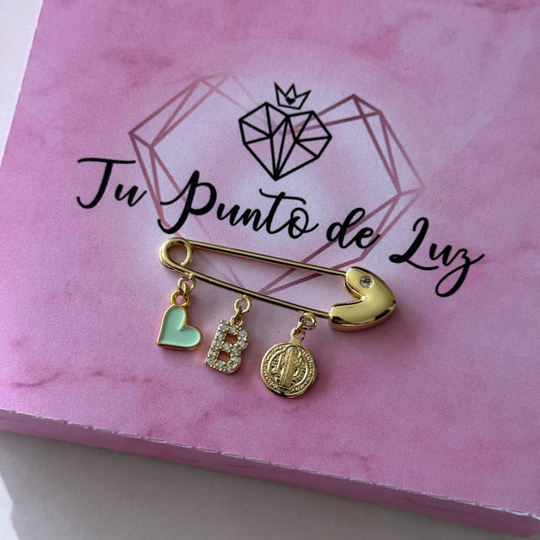 Prendedor Corazón con San Benito, Corazón Esmaltado y Letra Personalizada