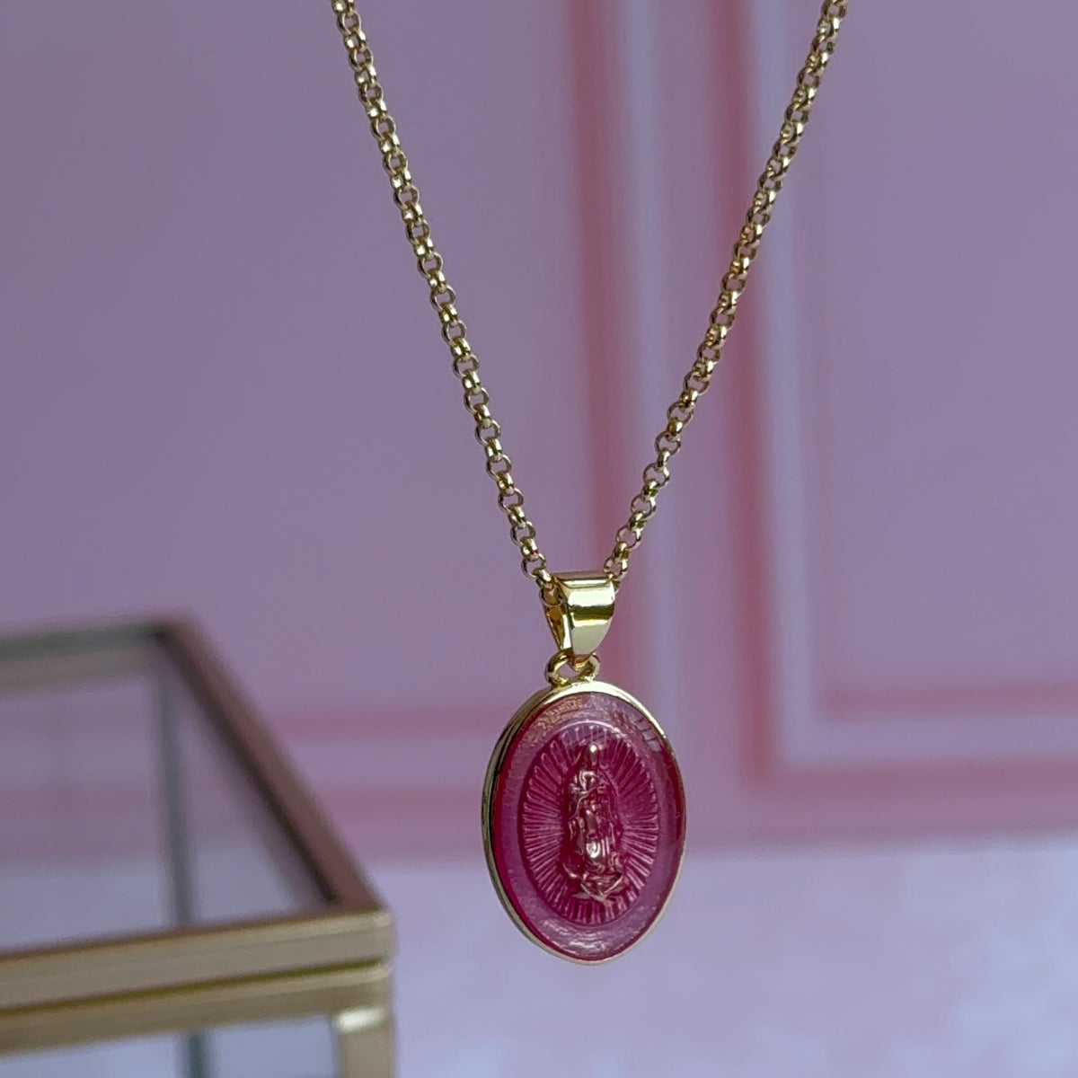 Collar Virgen de Guadalupe Esmaltada Fucsia Baño de oro