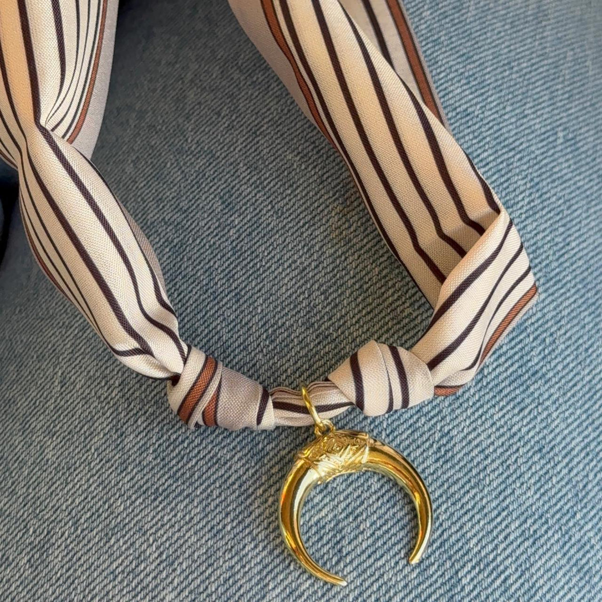 Collar Pañuelo - Medalla Luna Invertida