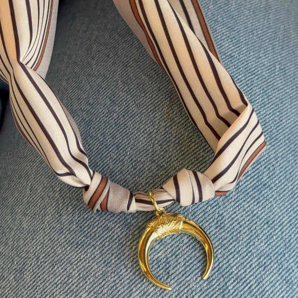 Collar Pañuelo - Medalla Luna Invertida