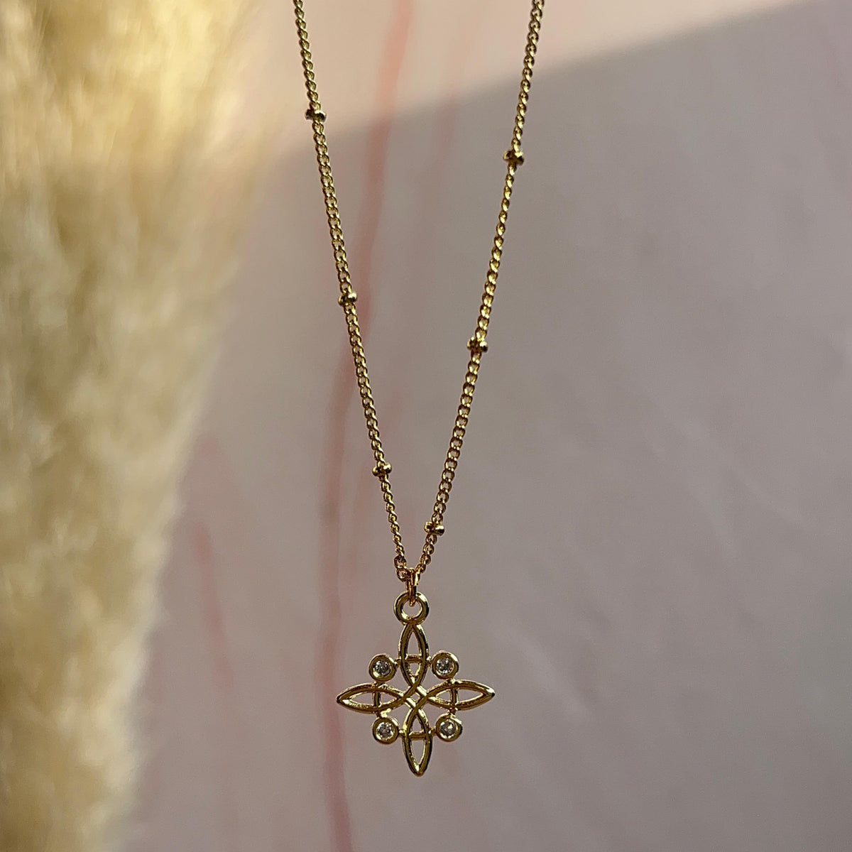Collar Nudo de Bruja Baño de oro