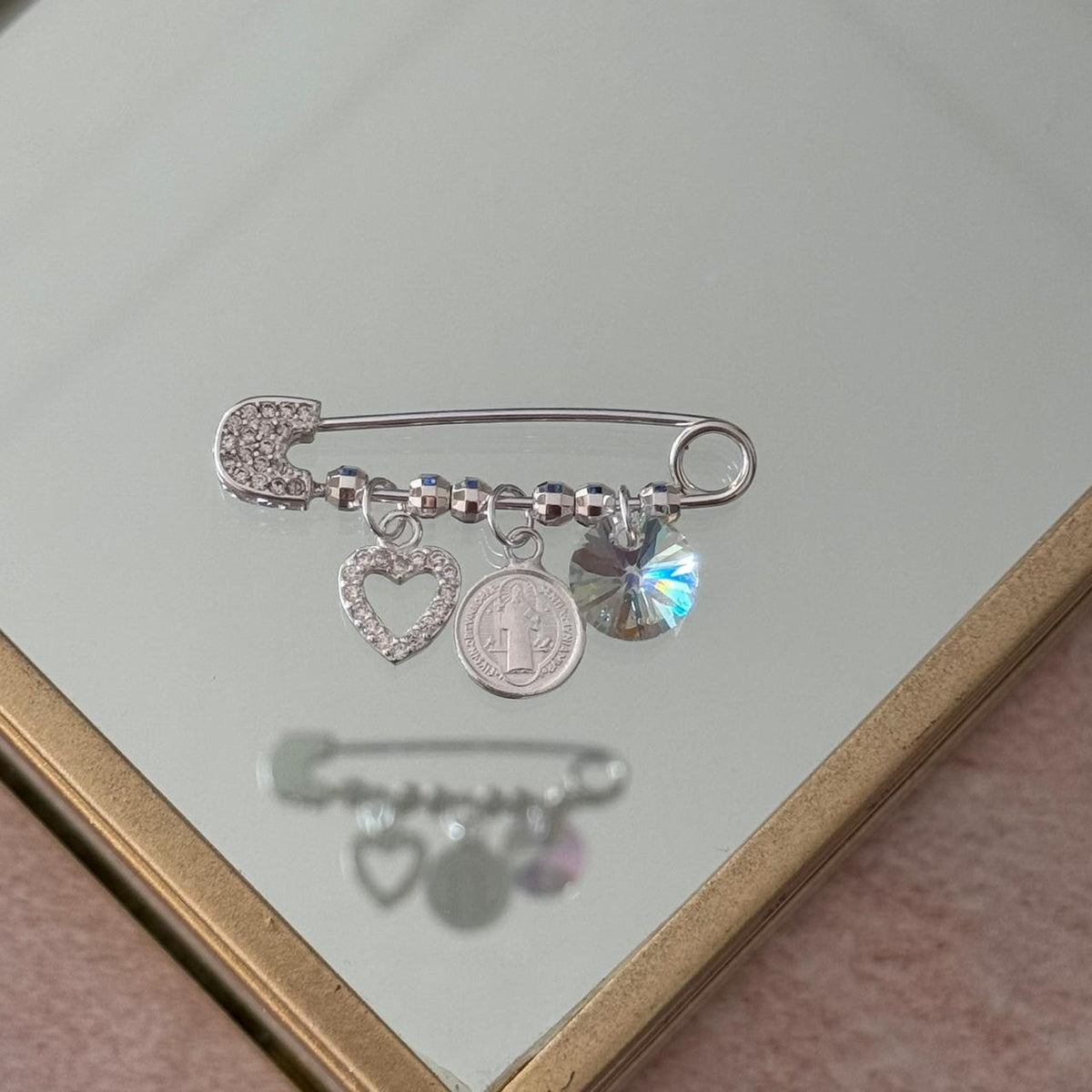 Prendedor San Benito, Corazón y Cristal