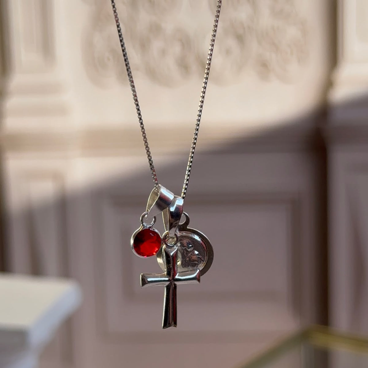Collar San Benito, Cruz y Cristal Rojo