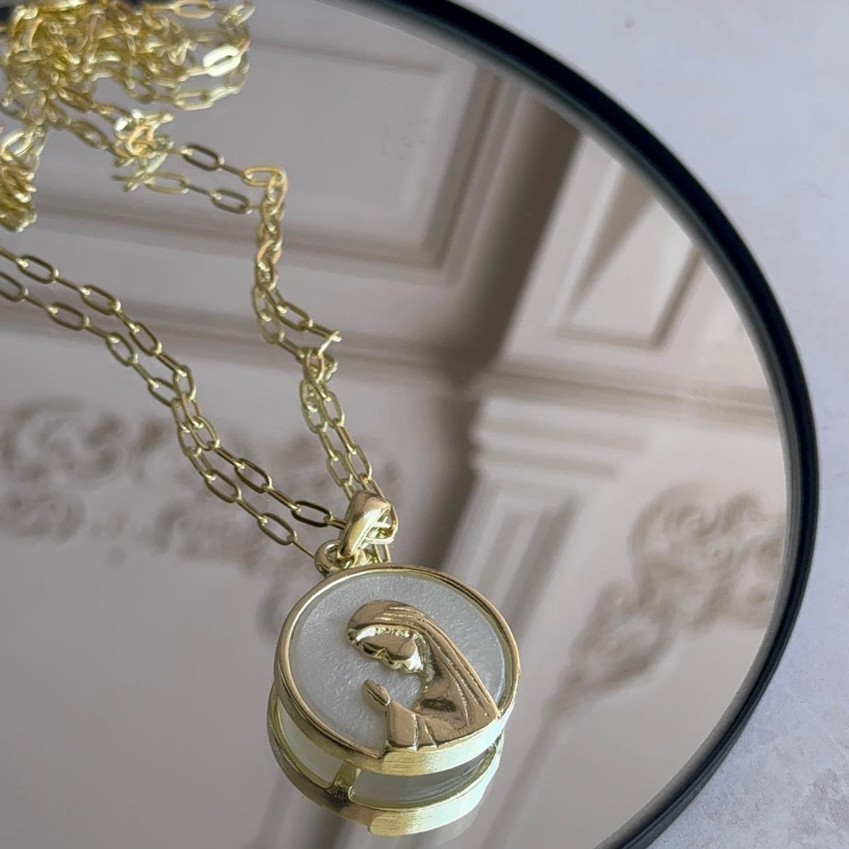 Collar Medallón Virgen Nácar Baño de oro