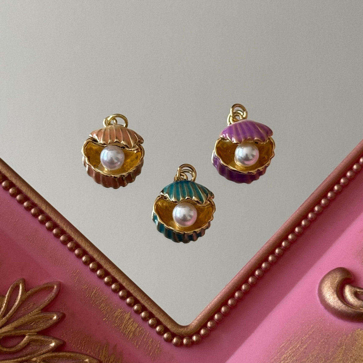 Charm Conchita Esmaltada y Perla Baño de oro
