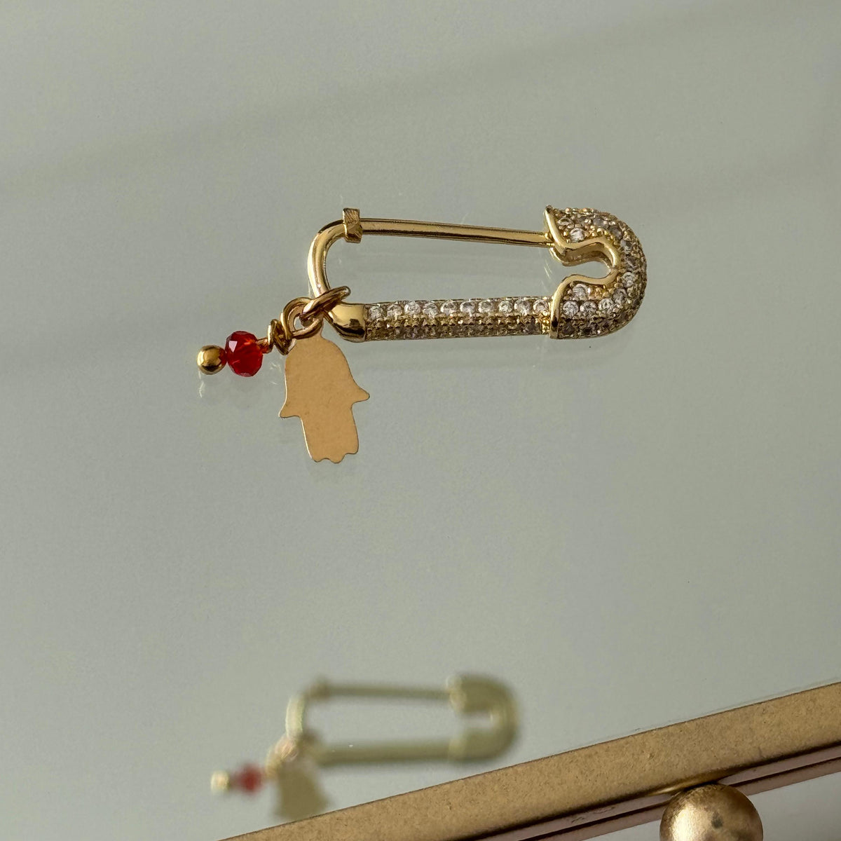 Prendedor Mano de Fátima y Cristal Rojo Baño de oro