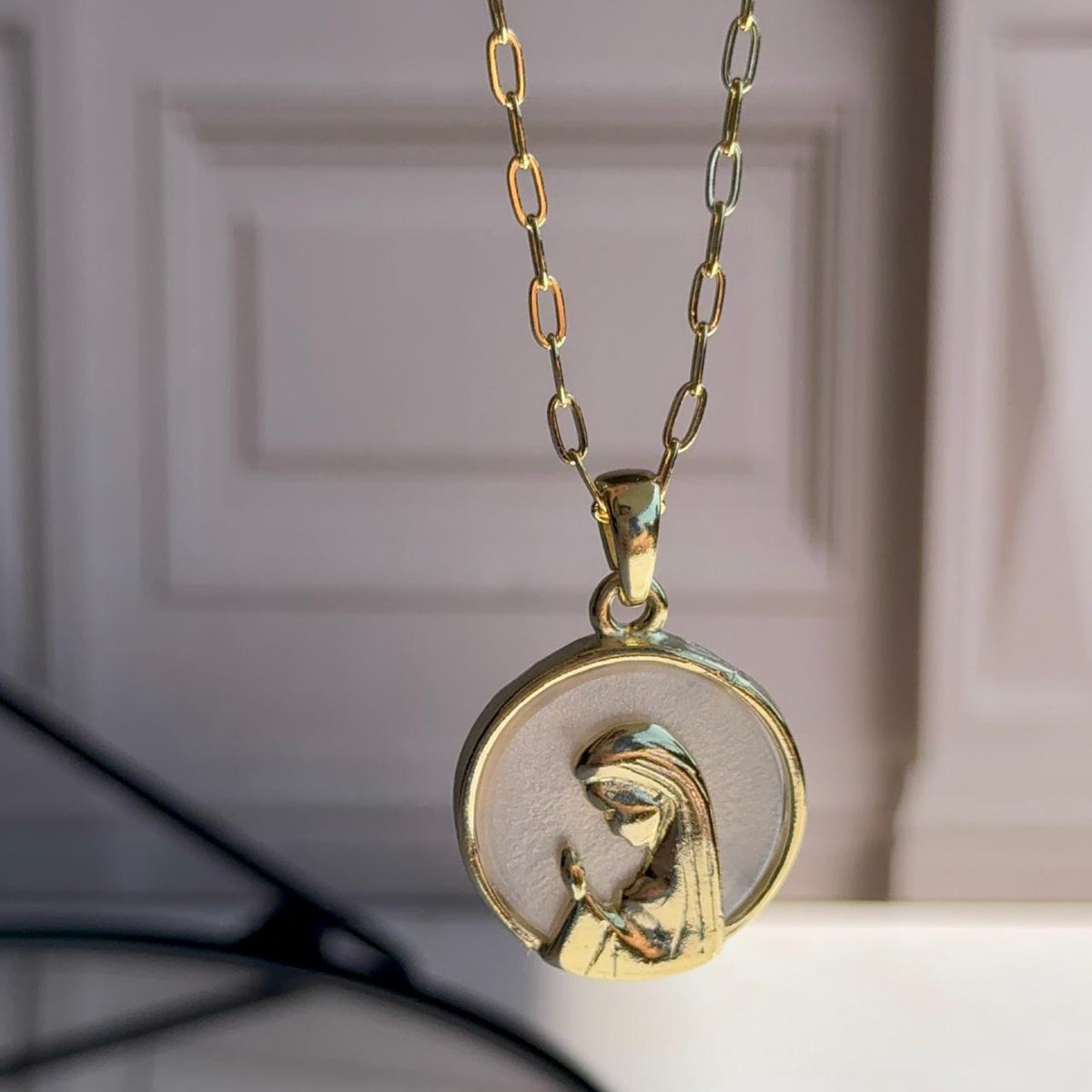 Collar Medallón Virgen Nácar Baño de oro