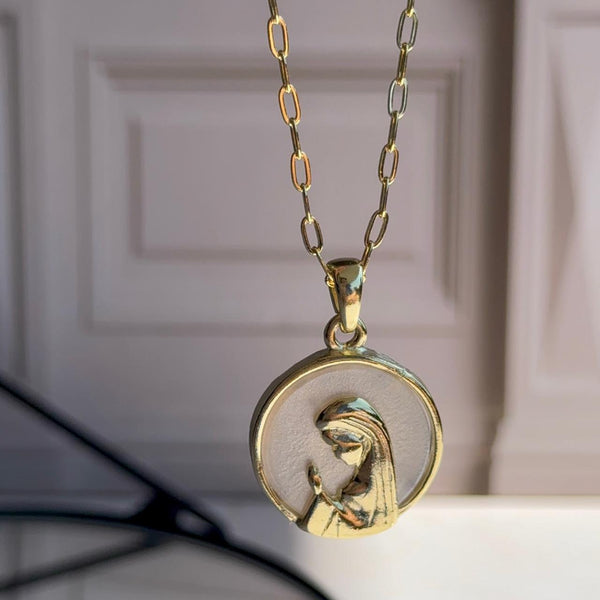 Collar Medallón Virgen Nácar Baño de oro