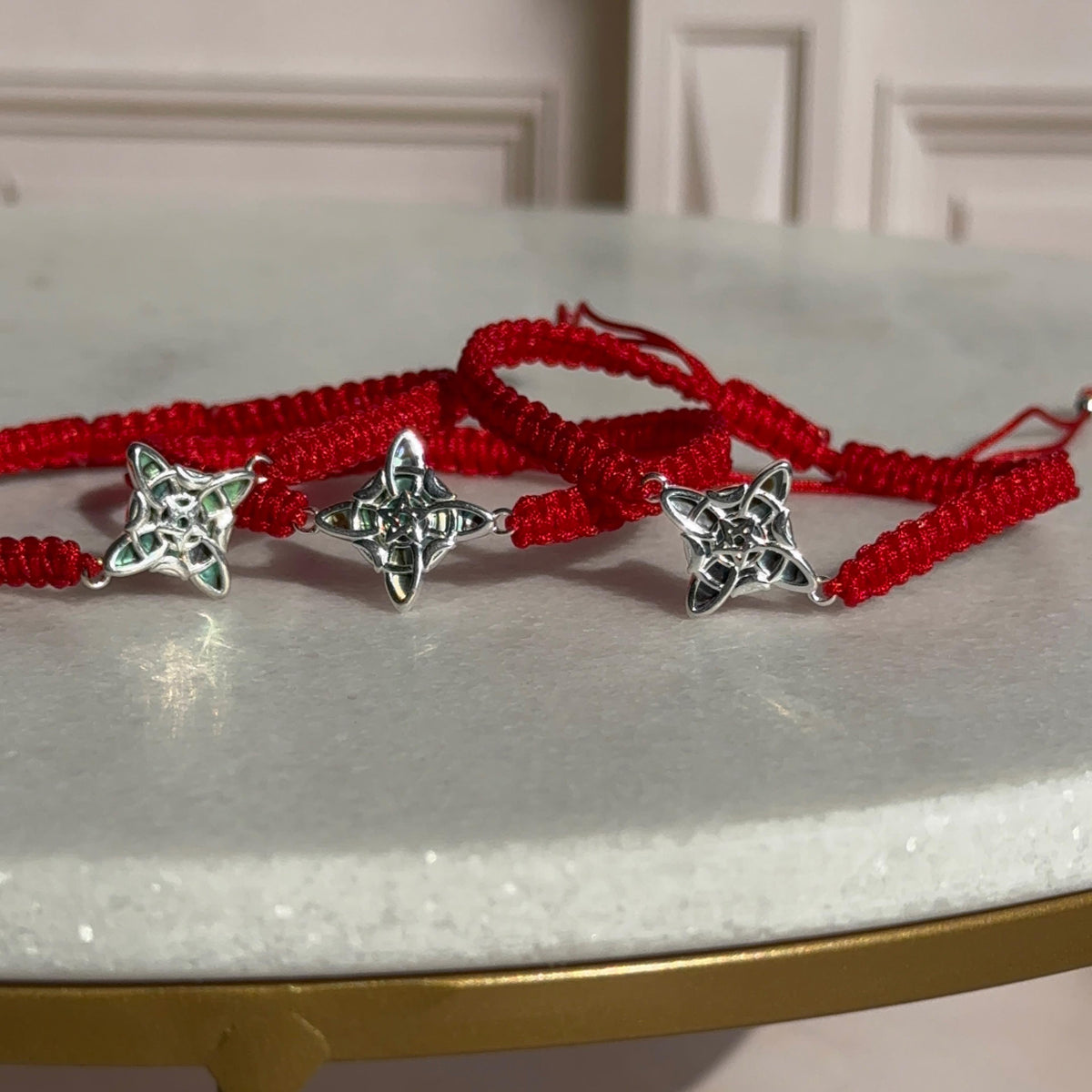 Pulsera Roja Nudo de Bruja y Ópalo Azul