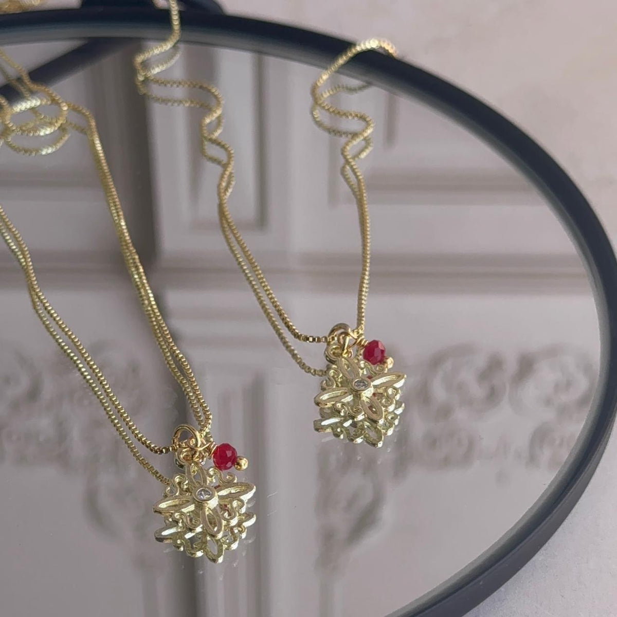 Collar Nudo de Bruja con Cristal Rojo