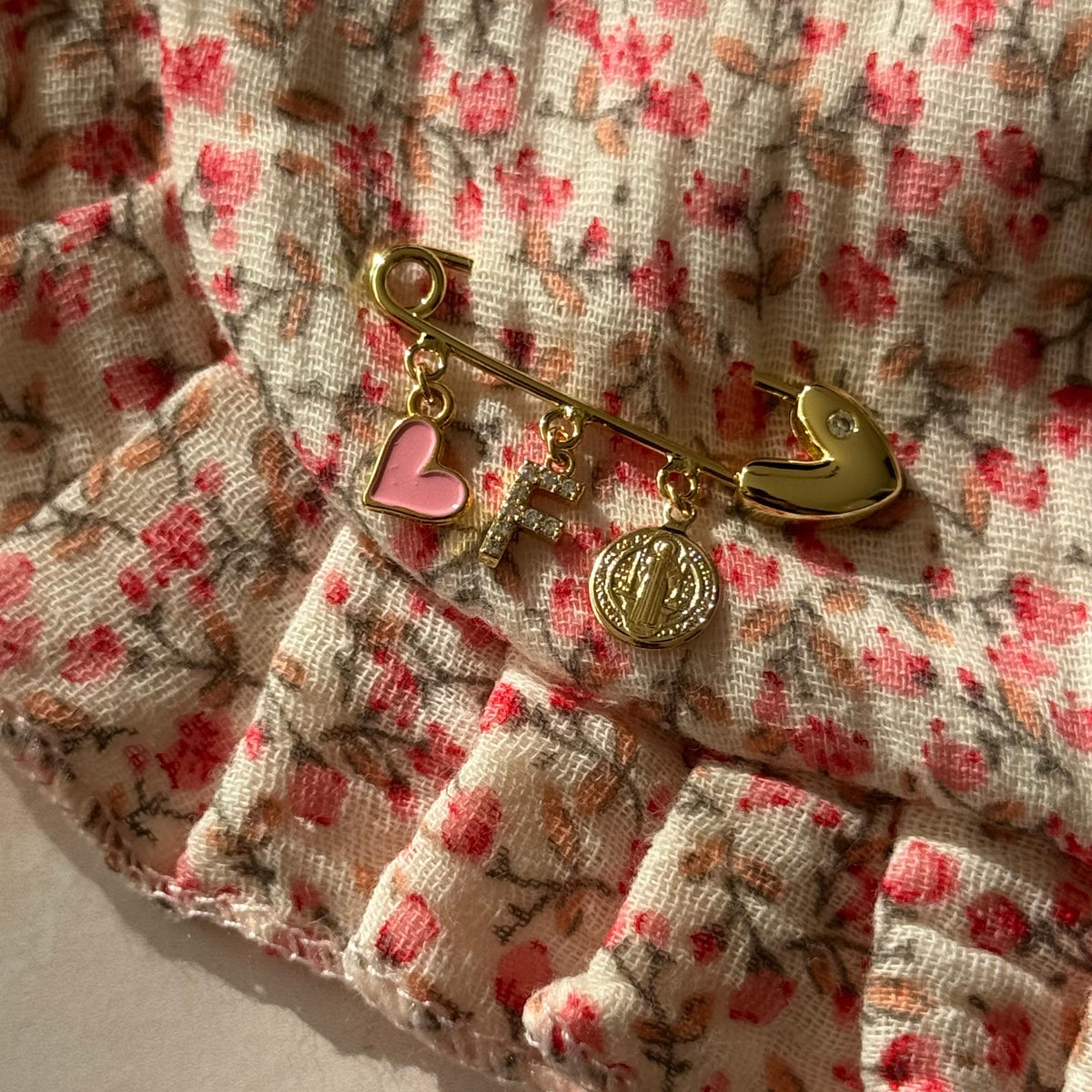 Prendedor Corazón con San Benito, Corazón Esmaltado y Letra Personalizada