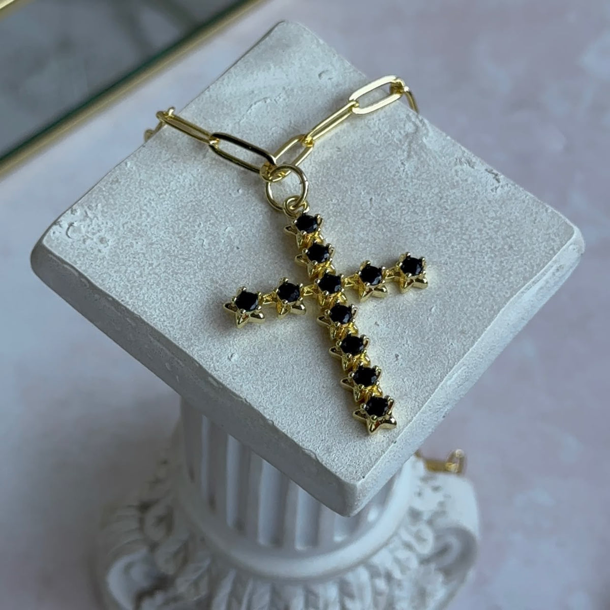 Collar Cruz con Circones Negros