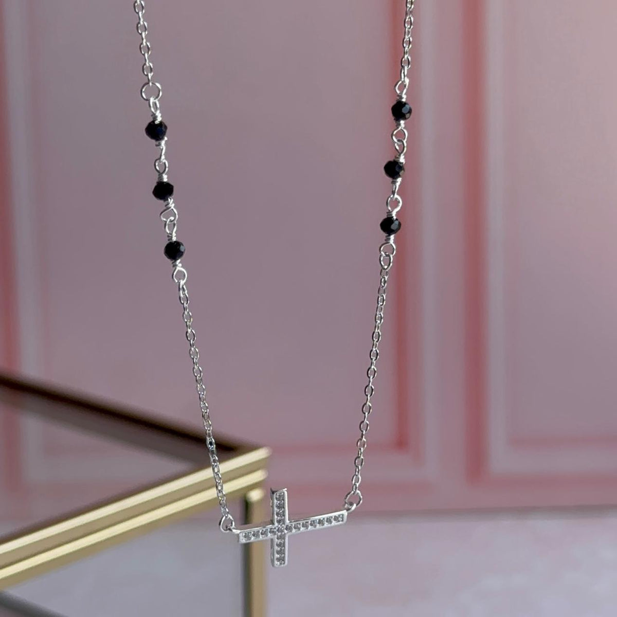 Collar Cruz Circones y Cristales Negros