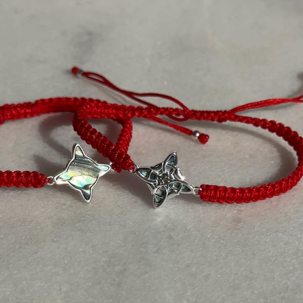 Pulsera Roja Nudo de Bruja y Ópalo Azul