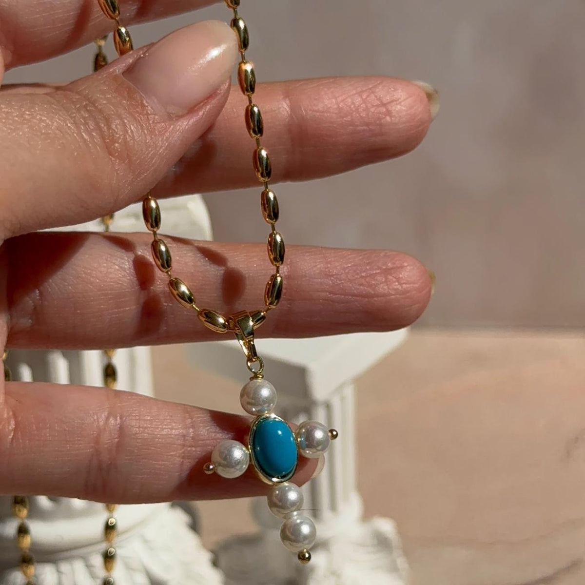 Collar Cruz Perlada con Virgen de los Milagros