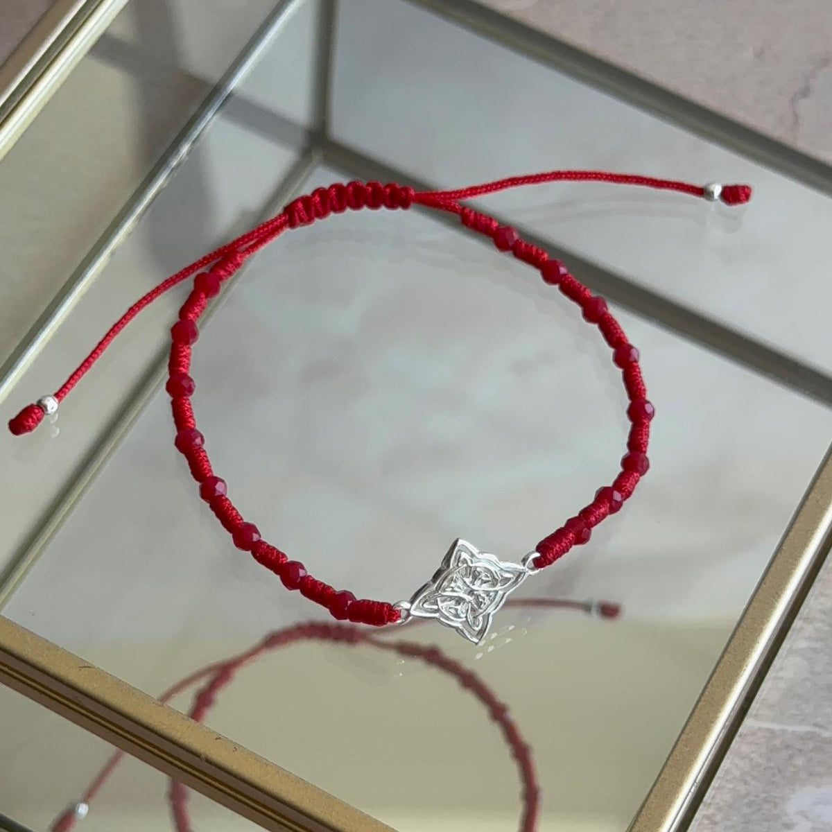 Pulsera Roja con Nudo de Bruja