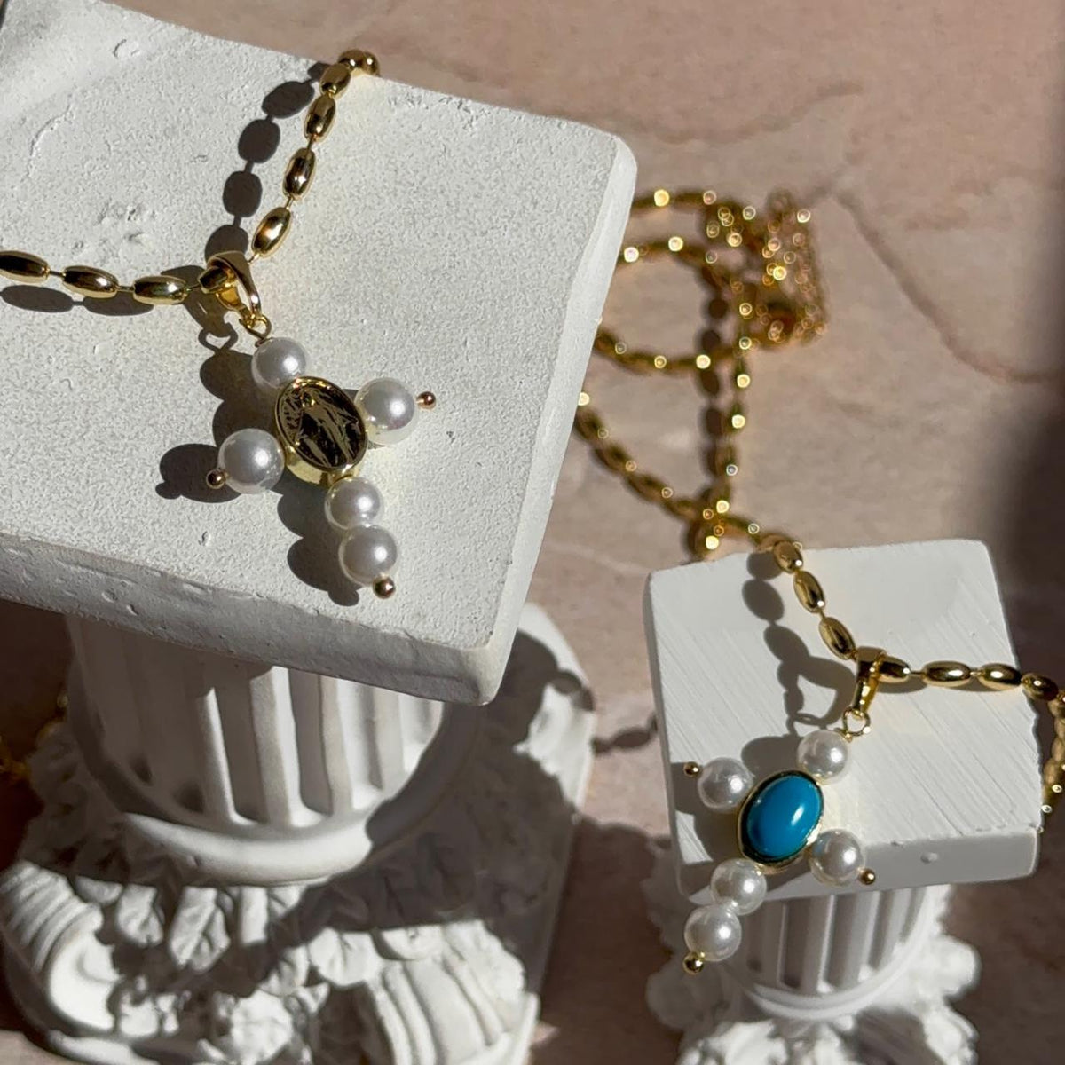 Collar Cruz Perlada con Virgen de los Milagros