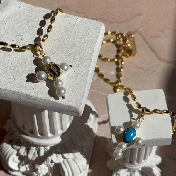Collar Cruz Perlada con Virgen de los Milagros