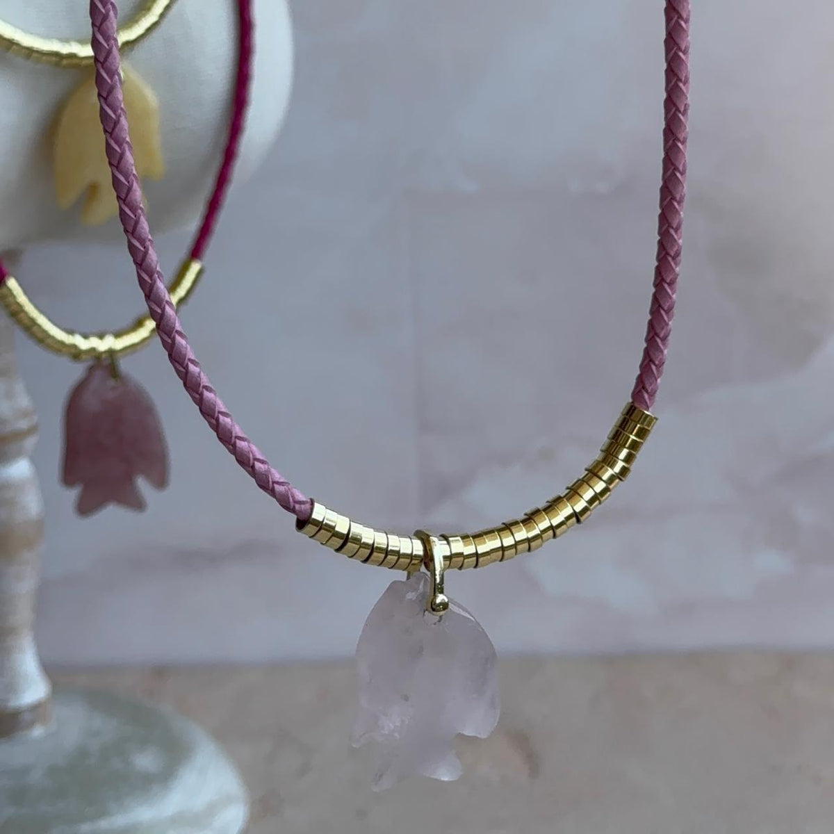 Collar Cuero Trenzado y Piedra Pez