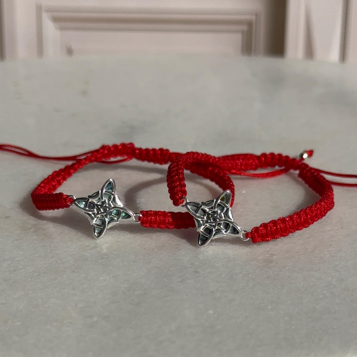 Pulsera Roja Nudo de Bruja y Ópalo Azul