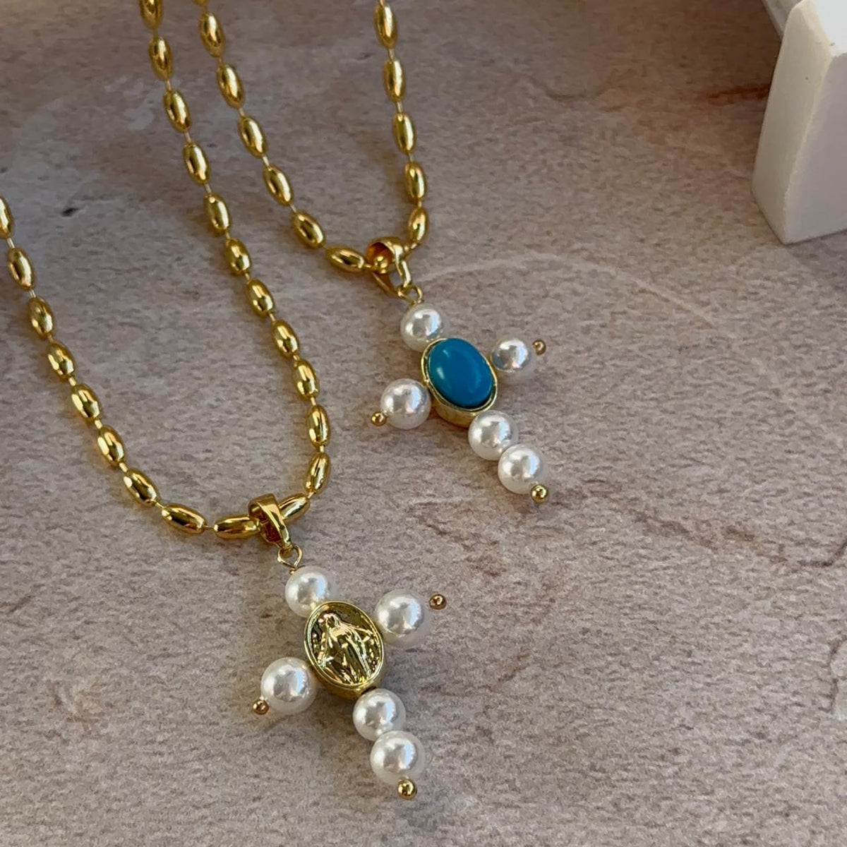 Collar Cruz Perlada con Virgen de los Milagros