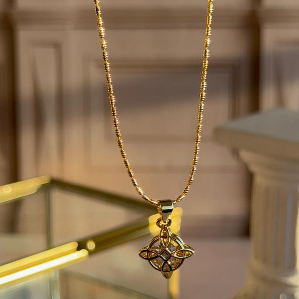 Collar Nudo de Bruja con Cristal