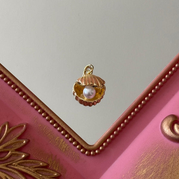 Charm Conchita Esmaltada y Perla Baño de oro