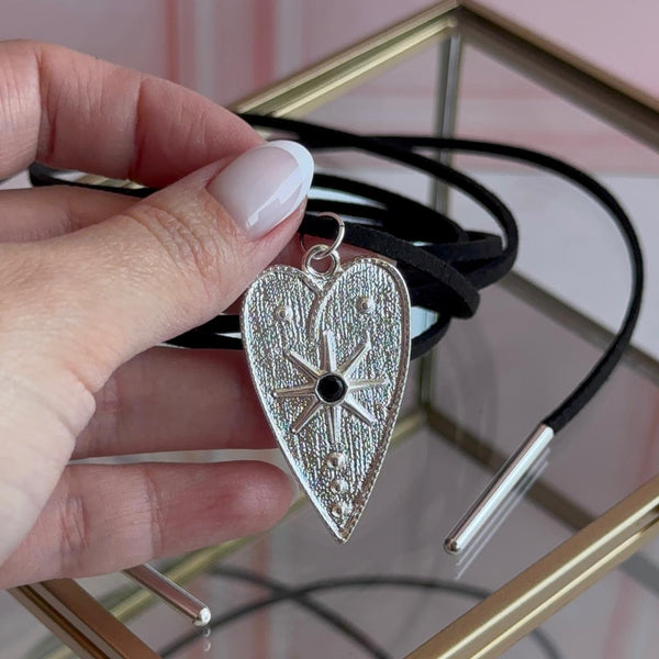 Collar Cuero Gamuzado con Corazón