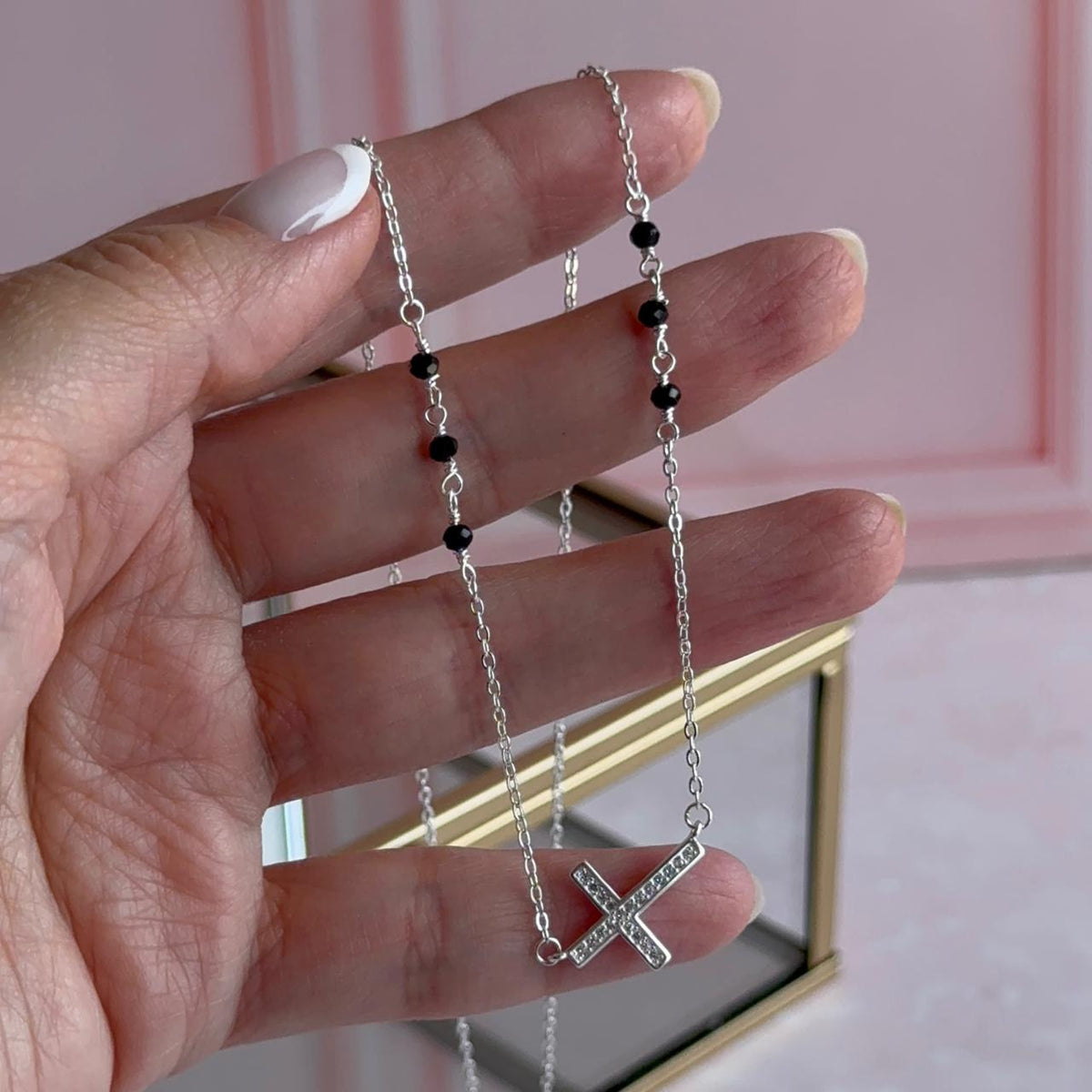 Collar Cruz Circones y Cristales Negros