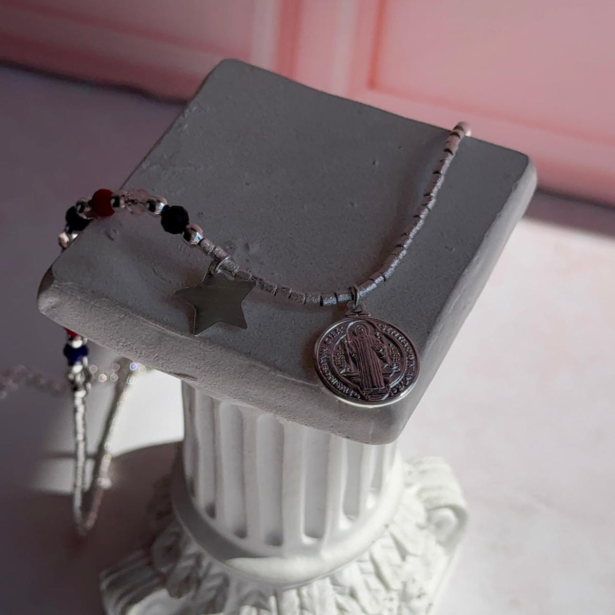 Collar San Benito con Cristales y Estrella